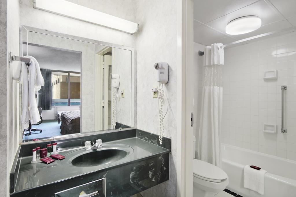 מלון Ramada By Wyndham רואנוק מראה חיצוני תמונה