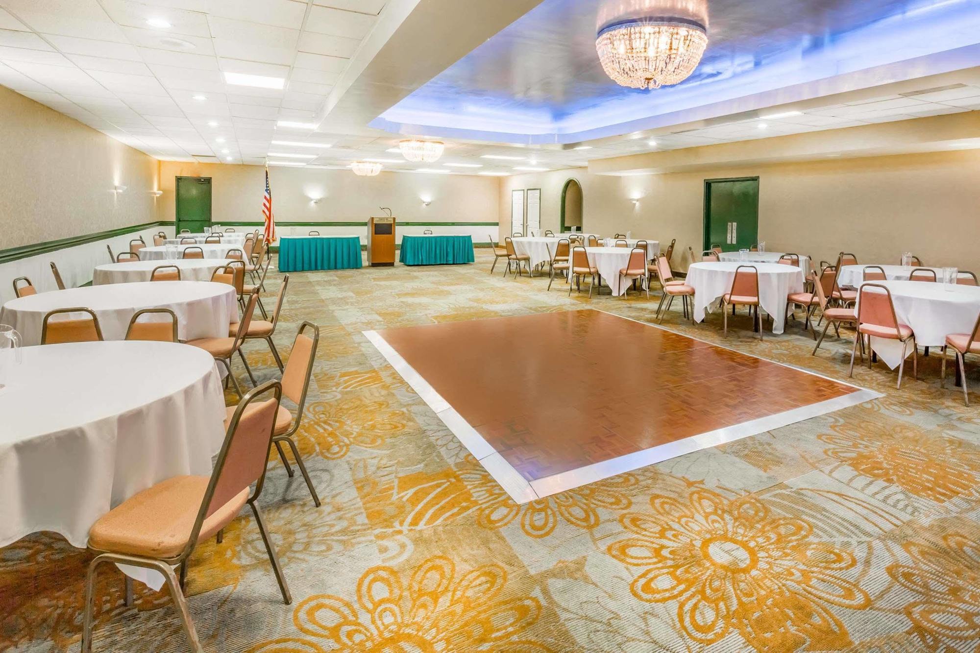 מלון Ramada By Wyndham רואנוק מראה חיצוני תמונה