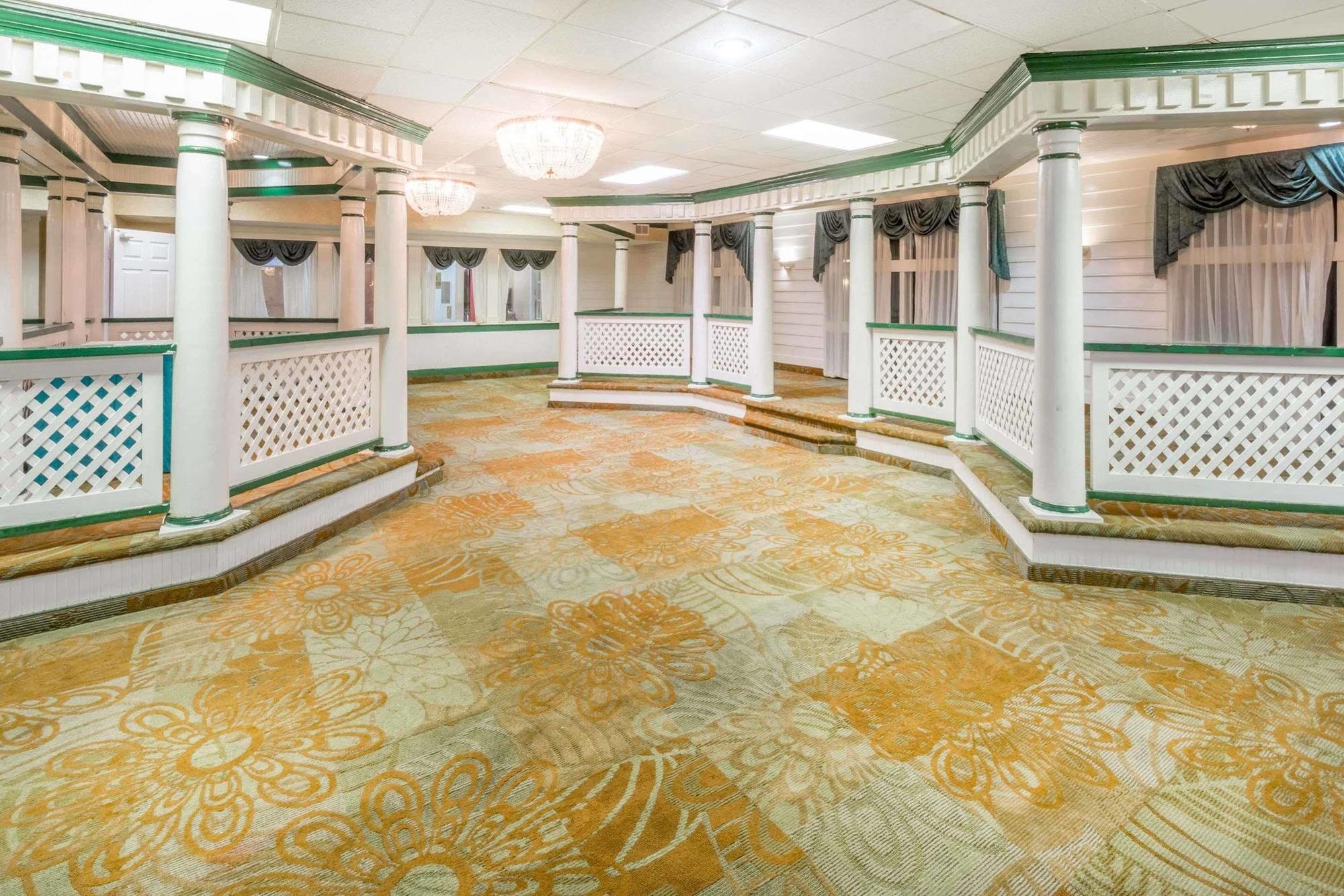 מלון Ramada By Wyndham רואנוק מראה חיצוני תמונה